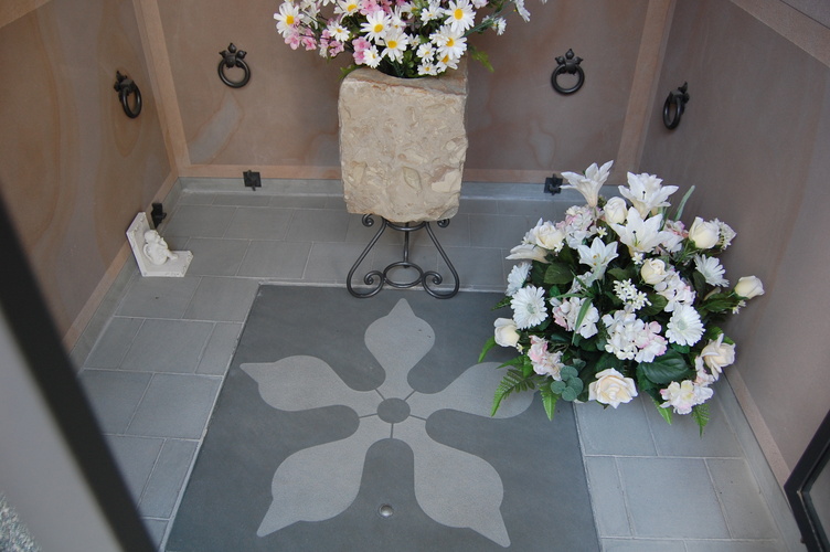 004 Tomba in Pietra Naturale 04.jpg
